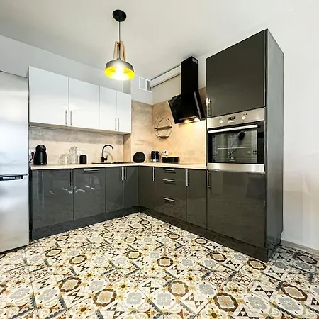 Stylish - Balcony, Church Views, Parking! Tram Breslavia