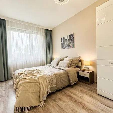 Stylish - Balcony, Church Views, Parking! Tram Breslavia