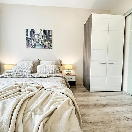 Stylish - Balcony, Church Views, Parking! Tram