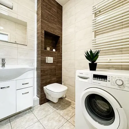 Appartamento Stylish - Balcony, Church Views, Parking! Tram *