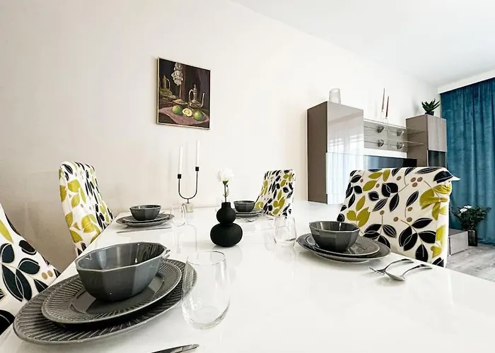 Stylish - Balcony, Church Views, Parking! Tram