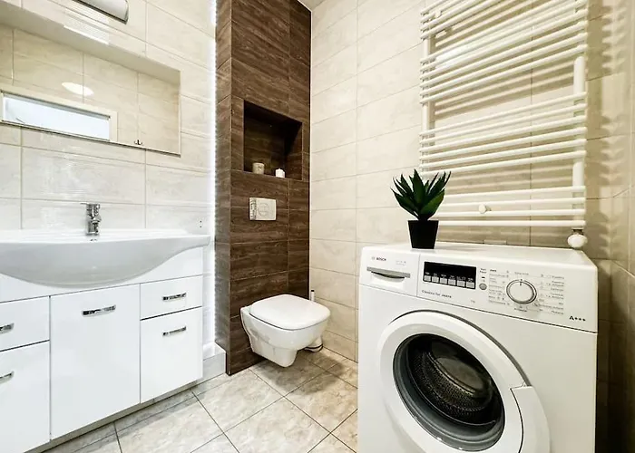 Apartment Stylish - Balcony, Church Views, Parking! Tram *