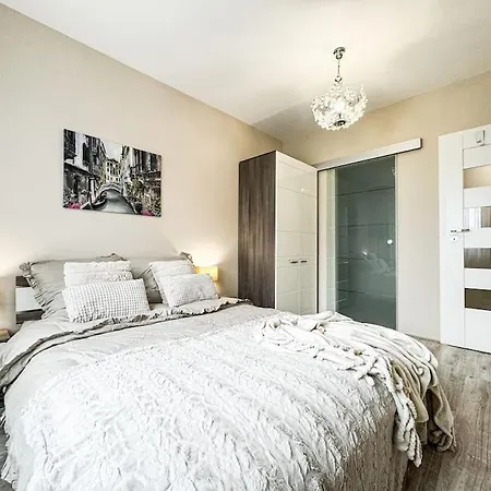 Stylish - Balcony, Church Views, Parking! Tram ורוצלב