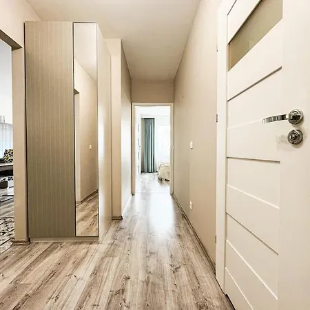 דירה Stylish - Balcony, Church Views, Parking! Tram ורוצלב