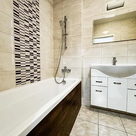 דירה Stylish - Balcony, Church Views, Parking! Tram