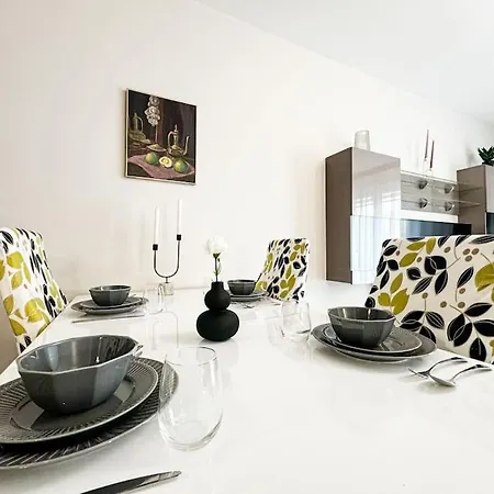 Stylish - Balcony, Church Views, Parking! Tram